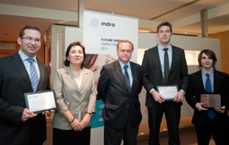 Ganadores (UPC Cataluña) con Miguel Pardeza (R. Madrid) y  Emma Fernández (Directora General de Indra)